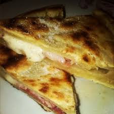 Pizza veloce paneangeli è un lievito istantaneo arricchito con lievito di birra disidratato, che consente di preparare in pochi minuti una pizza con questo stesso lievito istantaneo, ho realizzato questa alta, soffice e deliziosa focaccia arricchita con semi vari e tanti gustosi acini d'uva bianca in. Focaccia Cotta In Padella Senza Lievitazione