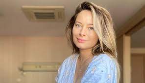 Laura cosoi a pozat în costum de baie la 6 luni de la naștere. Prima Imagine Cu Cea De A Doua FetiÈ›Äƒ NÄƒscutÄƒ De Laura Cosoi Ce Nume Va Purta Foto