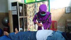 Mengganti balutan atau perban adalah suatu tindakan perawatan untuk mencegah infeksi dengan cara mengganti balutan yang kotor dengan balutan yang bersih tujuan. Cara Ganti Verban Setelah Operasi Sc Youtube