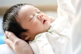 3 Week Old Baby Won T Sleep Unless Held Sleeping Should Be Easy