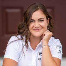 Amanda Delong's Instagram, Twitter & Facebook