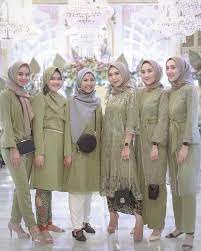 Simple dengan celana chino sumber gambar: Kondangan Bridesmaid Kebaya On Instagram Temukan Inspirasi Style Kondangan Mu Hanya Di Kondanganoutfit Baju Fashion Muslim Busana Batik Pakaian Pesta