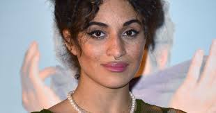 Her birthday, what she did before fame, her family life, fun trivia her first two albums, 2010's camelia jordana and 2014's dans la peau, both cracked the top ten on the. Camelia Jordana Ose Chercher La Femme Et Devoile Ses Taches De Rousseur Purepeople