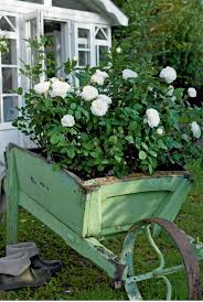 Vintage Deko Lasst Den Garten Charmanter Und Weiblicher Erscheinen Kreative Garten Ideen Vintage Deko Diy Vintage