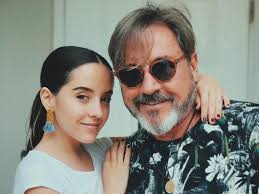 La hija de ricardo montaner junto con sus compañeros de elenco llevan seis meses grabando la serie club 57 que la bella joven, también dijo que llevan seis meses que venimos grabando, que en. Ricardo Montaner Le Dedico Un Emotivo Mensaje A Su Hija Eva Luna Chapin Radios