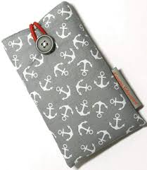 Du findest hier sicher einer schöne anleitung zum nähen einer hülle mit tollem stoff oder tipps für das coole upcycling z. Handytasche Stoff Anker Auf Grau Mit Knopf Fur Apple Iphone 12 Mini 8 7 6s 6 Und Se 2 2020 Gepolsterte Handyhulle Geschenk Geburtstag Dankeschon Vatertag Muttertag Amazon De Handmade
