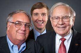 Howard graham buffett is an american businessman, former politician, philanthropist, photographer, farmer, and conservationist. Howard Graham Buffett With His Father Warren Buffet And Son Howard Warren Buffett Thecelebsinfo