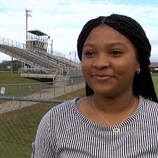 Homecoming queen gives crown to student who lost mom to cancer