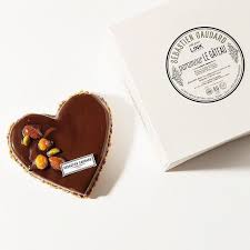 Les Meilleurs Chocolatiers De Paris Ces Adresses Divines Chocolatiere Chocolat Chaud Maison Fondre Du Chocolat