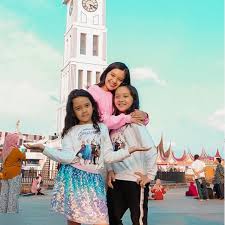 Apa mau jalan bareng sekalian juga bisa kok. 10 Potret Youtuber Cilik Naisa Alifia Kecil Tapi Sudah Jadi Jutawan