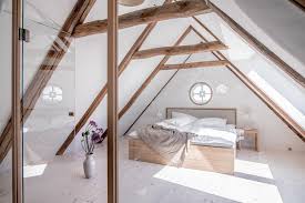 Dachgeschoss einrichten schlafzimmer weißer teppich blumendeko holzboden. Schlafzimmer Im Dachgeschoss Mit Offener Balkendecke Die Ganze Story Auf Roomi Schlafzimmer Im Dachgeschoss Dachgeschoss Schlafzimmer Schlafzimmer Dachschrage