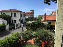 Cucina abitabile, soggiorno e tre camere da letto. Marina Di Massa Case Vacanze Appartamenti Affitti Estivi