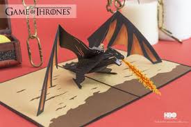 La Serie Game Of Thrones Se Deploie En Carte Pop Up The card game is to gain influence over the greatest seat of power in westeros: game of thrones se deploie en carte pop up