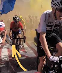 A circa 48 chilometri dall'arrivo della prima tappa del 108° tour de france, iniziato oggi in francia tra brest e landerneau, parte del gruppo dei ciclisti è caduta a causa di una spettatrice a bordo strada che con un cartello di cartone ha urtato tony martin, che si trovava tra i primi. Bdc Mag Bici Da Corsa La Caduta Di Nibali Al Tour