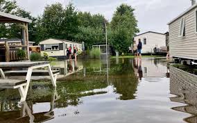 Bij elke auto die voorbijrijdt, stroomt er meer water in de garages. Mejpnwblutcoim