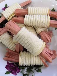 Resepi roti sosej kukus atau goreng memang menjadi kegemaran kami anak beranak.mudah dan sangat sedap dicicah bersama sos sili atau mayonis.tapi #1: Ilham Media Resepi Roti Gulung Sosej Kredit Oleh Facebook