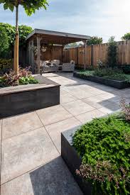 strakke tegeltuin met tuinhuis tuin tuin ideeen achtertuinlandschappen