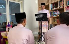 Ramai yang tahu sudah bertahun lamanya kemelut antara selebriti terkenal azwan ali dan abangnya datuk seri azmin ali berlanjutan. Tiada Ahli Keluarga Azmin Rentas Daerah Sambut Raya Edisi 9