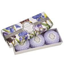 Noi ti proponiamo tante varianti, come le saponette profumate ai fiori d'arancio, alla lavanda della provenza, al vetiver, alla rosa e molto altro. Iris Di Toscana Saponette Profumate 3 X 100 G Di Acque Di Italia