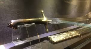 Osman'ın, topkapı saray'ı mukaddes emanetler bölümüne sergilenen bir kılıcı vardır ki, aslında orhun'un osman olmasının sırrı bu kılıç ile beraberdir. Osmanli Devletine Ait En Eski Eser Mihalgazinin Kilici