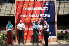 Pusat perniagaan sosial yunus (ycsb) ukm bersama myharapan dengan kerjasama pusat kajian penciptaan nilai dan kesejahteraan insan (insan), fakulti ekonomi dan pengurusan, universiti kebangsaan malaysia (ukm) akan menganjurkan program seperti maklumat berikut: Majlis Anugerah Kualiti Dan Penghargaan Warga Fakulti Ekonomi Pengurusan Fepterkedepan