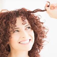 Il trend del 2021 vuole onde piatte, scomposte, facili da realizzare: Come Fare I Capelli Ricci In Casa 13 Trucchi Veloci Ed Efficaci