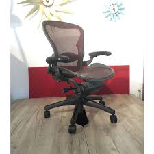 Used Herman Miller Aeron In Red Just In This Used Herman Mille Hans Wegner Gebraucht Rot