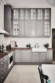 Take a look at this traditional kitchen with dark grey units and chandelier for decorating inspiration. Interiors Grey White Swedish Apartment Deco Cuisine Grise Credence Cuisine Cuisine Ikea