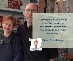 Evi en Eric maken voedselpakketten voor kansarmen