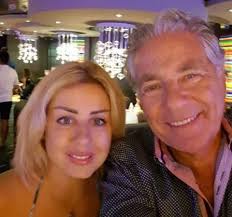 مصطفى فهمي يمنح زوجته الإعلامية اللبنانية فاتن موسى قبلة بمناسبة عيد ميلادها. Ø²ÙˆØ¬Ø© Ù…ØµØ·ÙÙ‰ ÙÙ‡Ù…ÙŠ Ø­Ø§ÙˆÙ„Øª Ø§Ù„Ù‡Ø±ÙˆØ¨ Ù…Ù†Ù‡ Ù†ÙˆØ§Ø¹Ù…