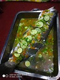 Tutup ikan dengan tudung periuk kukus, biarkan ikan masak dalam masa sekejap ikan boleh masak. Resepi Ikan Siakap Stim Lemon Ala Thai Resep Masakan Khas