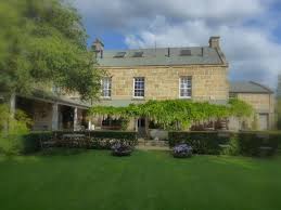 No, the red feather inn does not offer free airport shuttle service. The Red Feather Inn Launceston Photos Reviews Deals