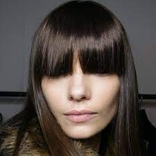 « si votre frange a tendance à regraisser facilement, veillez à ne pas la toucher inutilement. Couper Sa Frange Soi Meme Et Sans Se Louper C Est Possible Elle