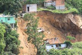 114 261 просмотр • 3 окт. Diez Personas Mueren Por Derrumbe De Una Roca En Una Favela En Rio