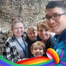 Hair stylist for curly hair in Branson?