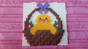 Bientôt les cloches viendront déposer dans votre jardin chocolats et friandises pour le plus grand bonheur des petits. Poussin Dans Un Panier En Perles Hama Pour Paques Blog De Mes Petites Creations 13