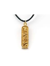 Das hieroglyphen abc mit hilfe der bunten schablone selber nachschreiben. Hieroglyphen Anhanger Kleopatra 24ct Vergoldet Der Romer Shop