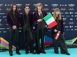 Måneskin is an italian rock band from rome, consisting of lead vocalist damiano david, bassist victoria de angelis, guitarist thomas raggi, and drummer ethan torchio. Esc 2021 Maneskin Tritt Fur Italien An In Der Heimat Ist Die Rockband Sehr Erfolgreich Tv