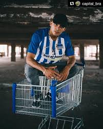 Katalog der bilder wird regelmäßig mit interessanten und neuen produkten aktualisiert, finden sie immer etwas neues und interessantes für sich. Repost Capital Bra Get Repost Es Ist Mir Eine Ehre Das Trikot Von Meiner Stadt Berlin Als Erster Deutscher Rapper Zu Pras Deutsche Rapperin Rapper Trikot