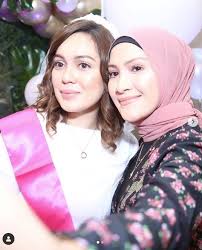 Nelydia senrose bridal shower yang telah diadakan di sebuah hotel di kuala lumpur hanya menjemput kenalan rapat dan ahli keluarga terdekat sahaja. Nelydia Senrose Sahkan Bakal Berkahwin Tidak Lama Lagi