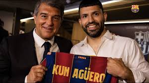 Cela a été une année difficile pour tout le monde et ronald mérite une année de plus, avec les supporters dans le stade. Kun Aguero S Official Presentation As A Barca Player From Camp Nou Full Stream Youtube