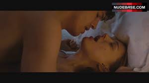 Natalie Portman Sex in Bed – No Strings Attached (1:16) | NudeBase.com