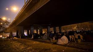 Des migrants à proximité de la porte de la chapelle, le 15 mai 2019 / afp. Paris Nouvelle Evacuation D Un Camp De Migrants A La Porte De La Chapelle Lci