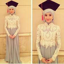 Kebaya brokat yang merupakan baju tradisional indonesia, kini tak lagi dipandang sebagai busana kuno yang bikin penampilan tua dan tak gaya. Model Baju Wisuda Islami Gambar Islami