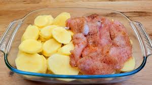 The most delicious type of smiling face! Kartoffeln Und Hahnchen In Schichten Auslegen Und Mit Einer Speziellen Sauce Bedecken 135 Youtube