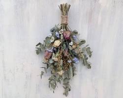 beautiful dried flower swag hanging on a white wallの画像