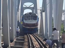 Thông tàu Bắc - Nam qua cầu Ghềnh sau 5 ngày gián đoạn