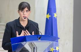 Ai şansa de a construi de la zero parchetul european (eppo) şi sunt sigur că o vei face cu competenţă şi cu responsabilitate parchetul european trebuie să fie înfiinţat şi operaţional până în noiembrie 2020. Kovesi FavoritÄ Pentru Postul De Procuror European Epoch Times Romania