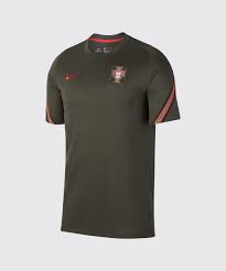 Equipamento principal tem pormenores em dourado em homenagem à conquista do euro 2016. Equipamentos Oficiais