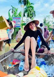 Ở đáy củ hoa màu trắng sữa chứa phần rễ già màu vàng, sau đó có các lớp rễ mới mọc ra. Thá»§y Tien Len Tiáº¿ng Sau Khi Bá»‹ Gá»i La Trum Äƒn Cháº·n Tiá»n Tá»« Thiá»‡n 2sao
